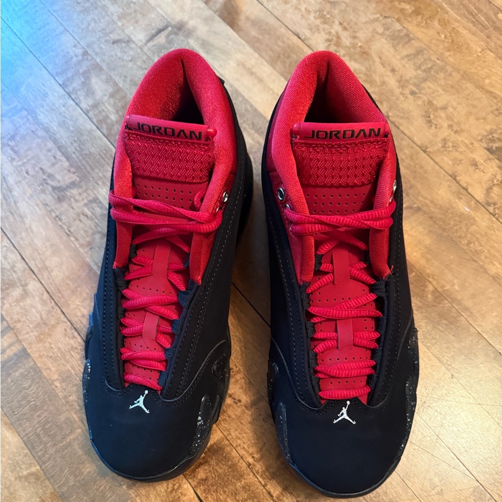 NWT. Jordan WMNS Air 14 Retro Low Lipstick red and black